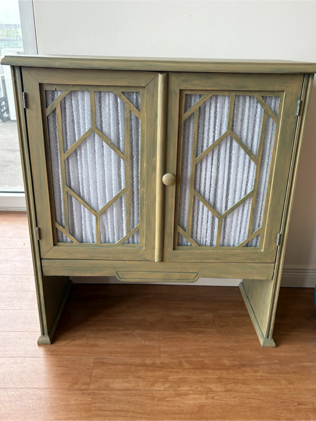 Meuble de rangement vert antiquité avec portes décorées