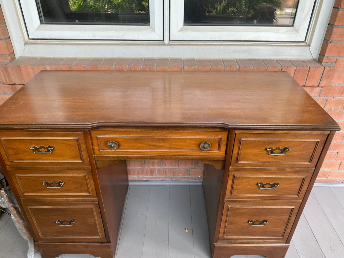 Desk - photo 2
