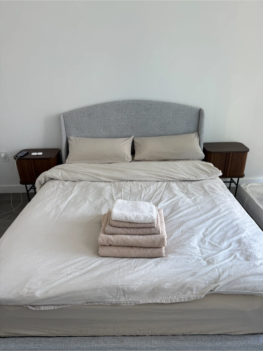 Queen Bed w 4 Storage drawers - photo 3