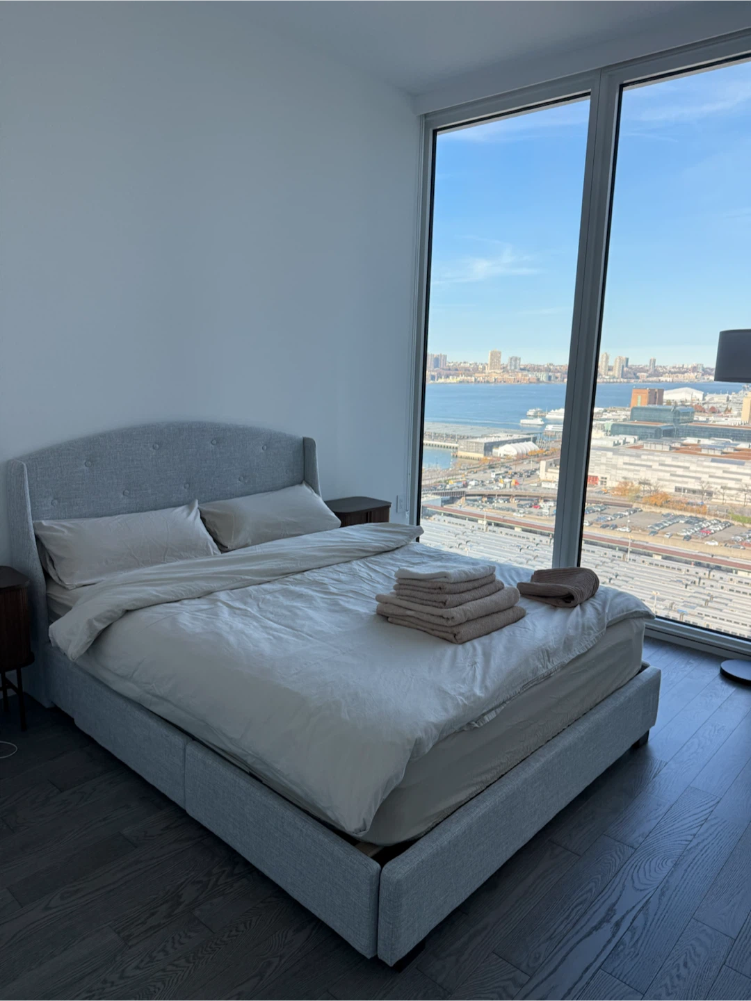 Queen Bed w 4 Storage drawers