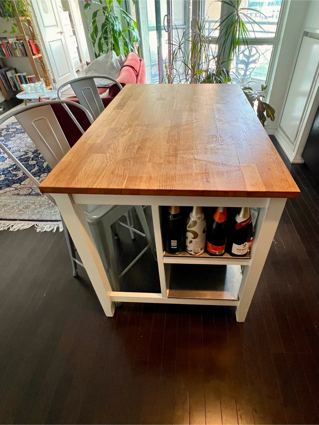 Kitchen island with 2 Counter stools