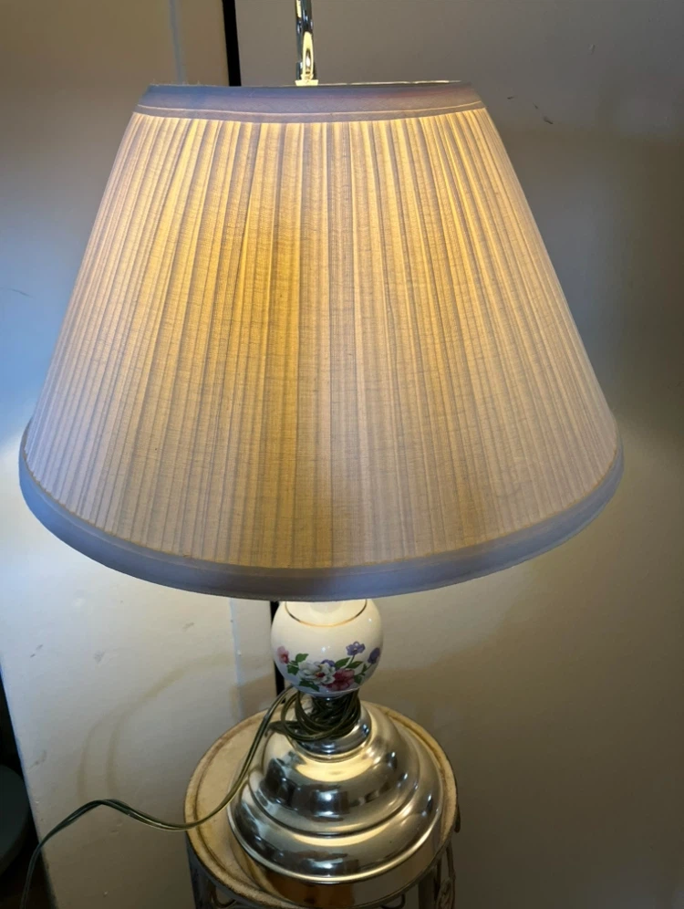 Table Lamp with Floral Accent - photo 2