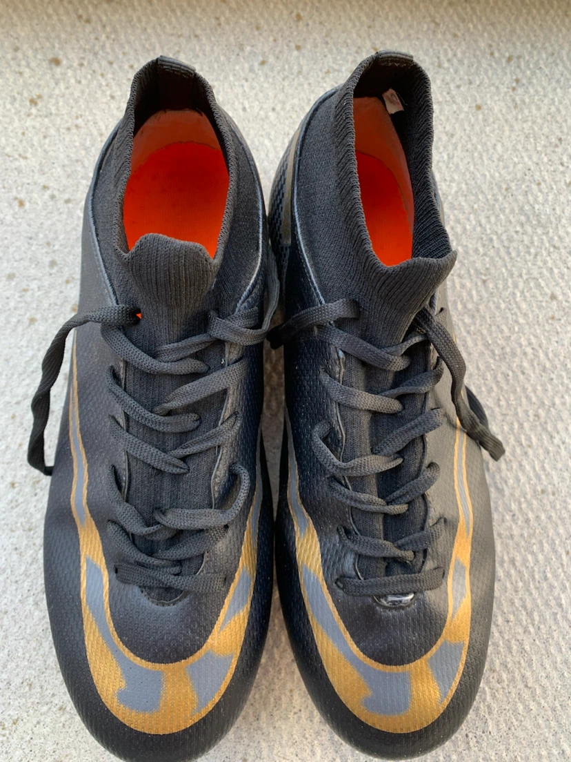 Unisex Soccer Cleats 40 (Excellent Condition)