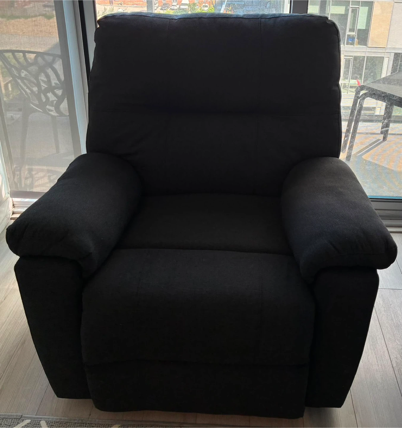 Black Recliner Chair – Comfortable & Great Condition
