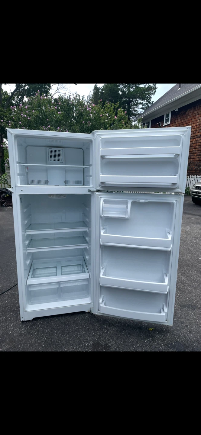 White GE  refrigerator 32wide 28 deep 69 high - photo 2