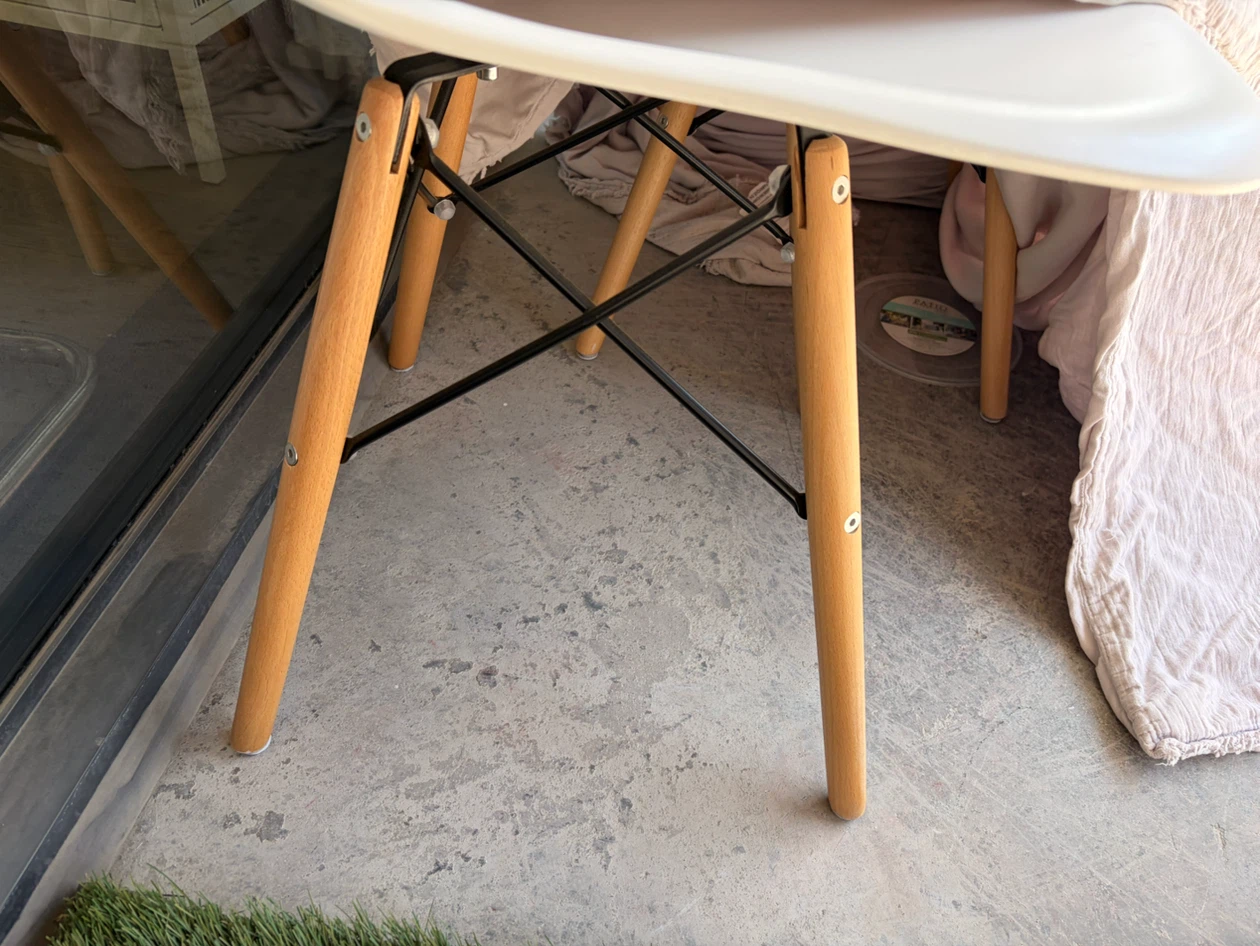 White Accent Chair with Wooden Legs - photo 2