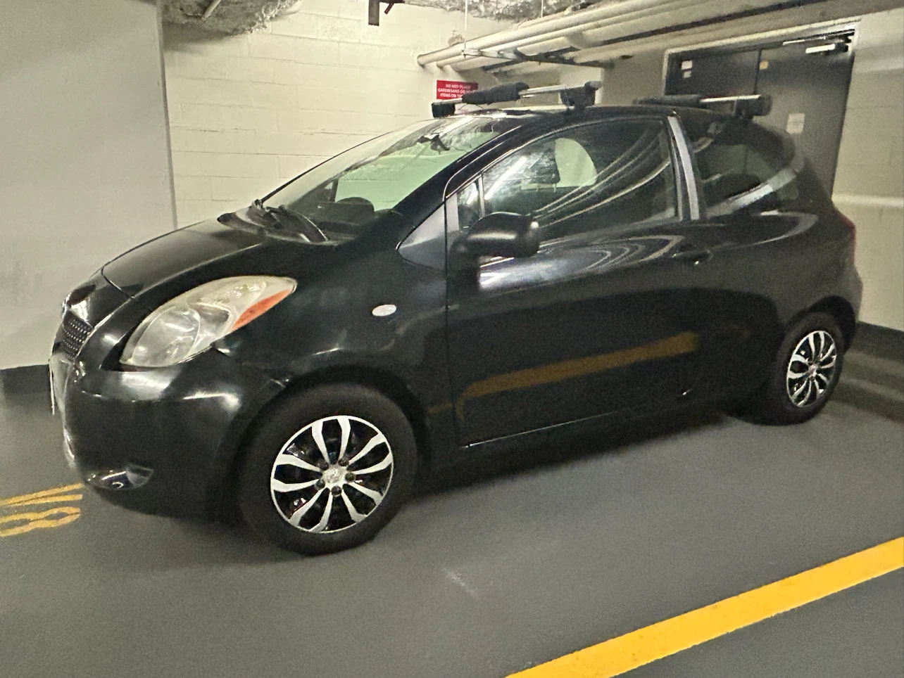 Black Toyota Yaris Hatchback 2007 - photo 2