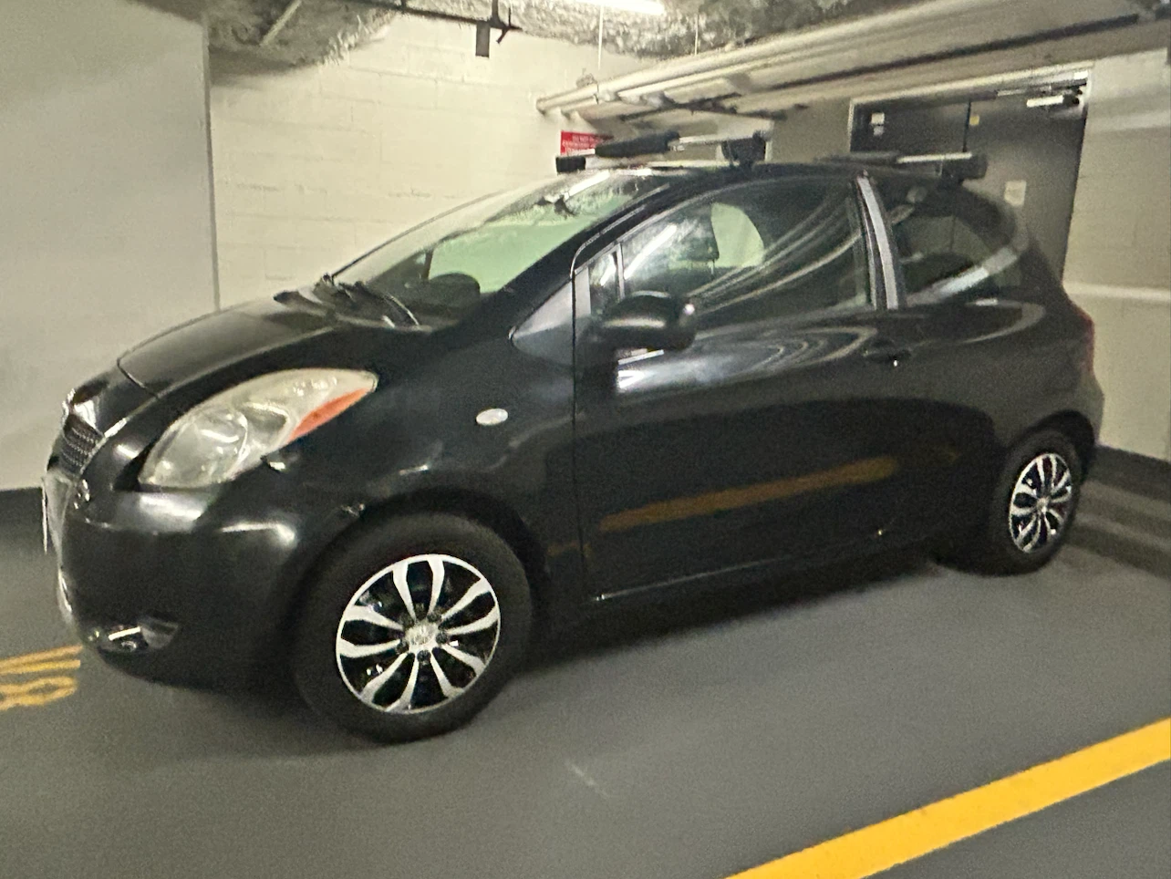 Black Toyota Yaris Hatchback 2007 - photo 3