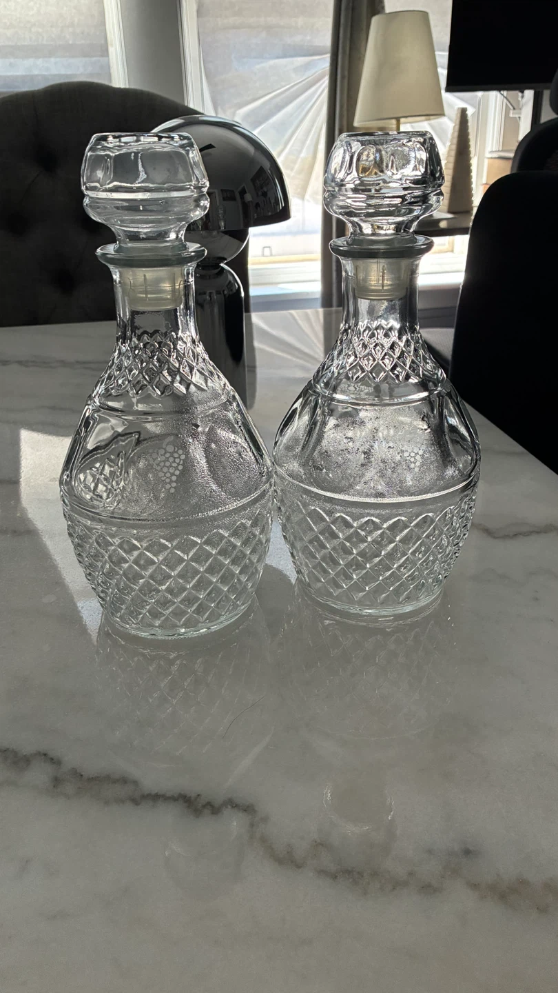 Set of 2 Clear Glass Decanters with Stopper