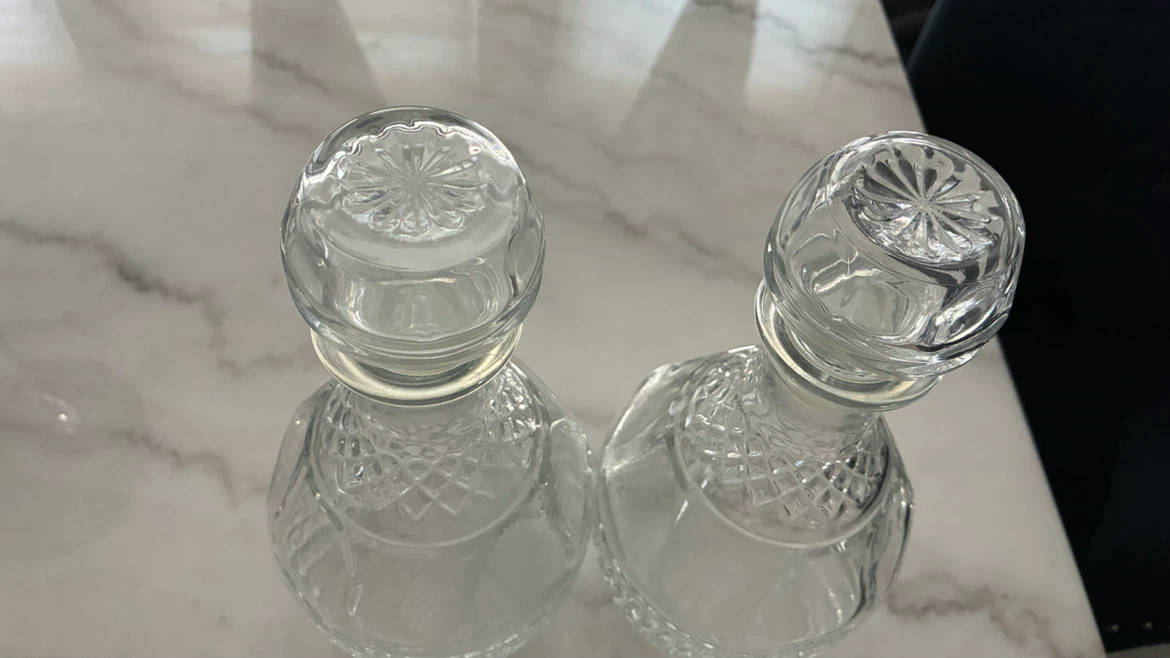 Set of 2 Clear Glass Decanters with Stopper - photo 4