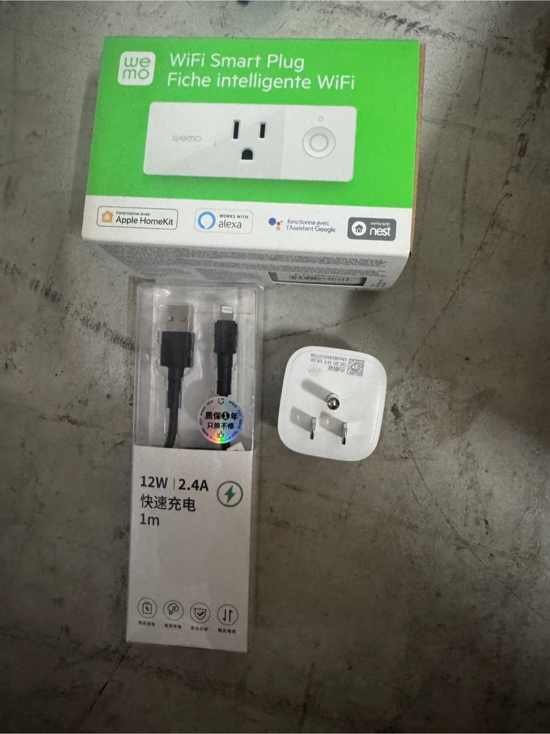 Wemo WiFi Smart Plug and 12W 2.4A 1m Charging Cable
