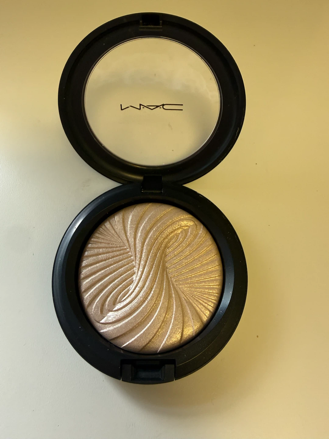 MAC Magnetic Attraction Extra Dimension Skinfinish Highlighter - photo 2