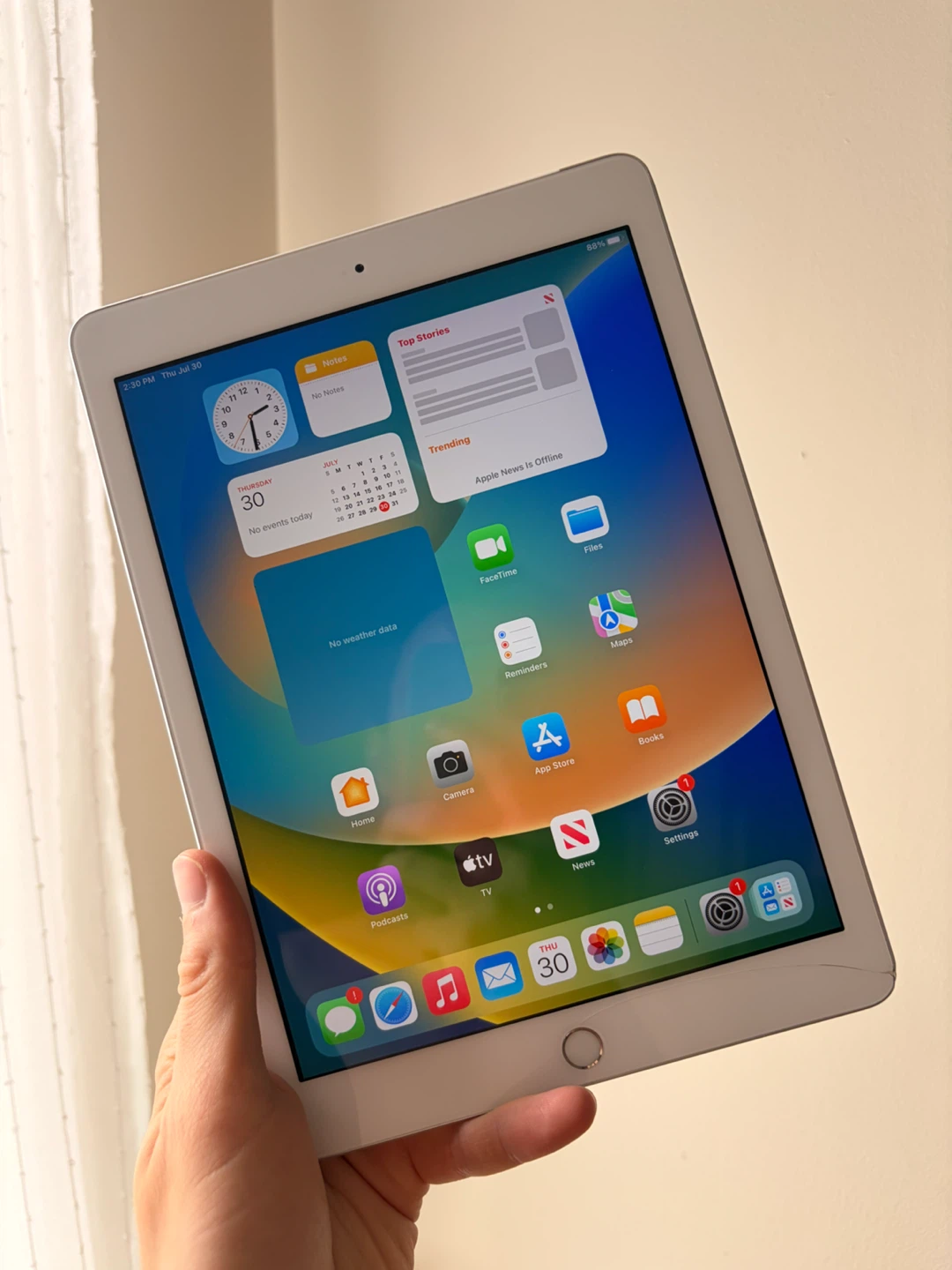 Apple iPad (5th Gen) 128GB - Silver / LTE