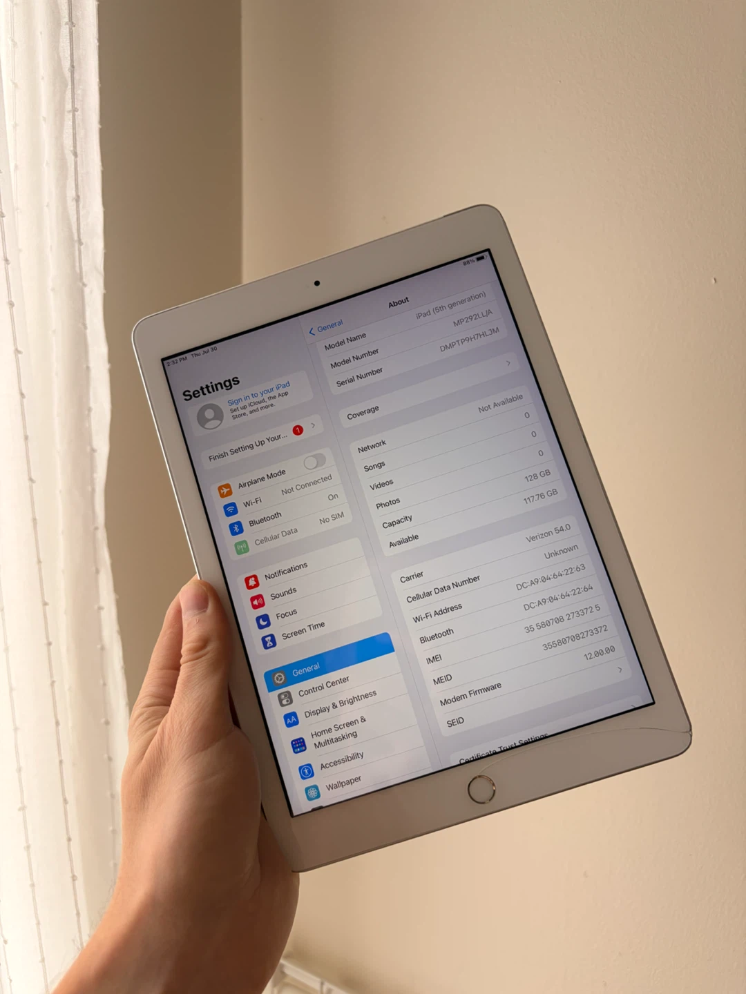 Apple iPad (5th Gen) 128GB - Silver / LTE - photo 5