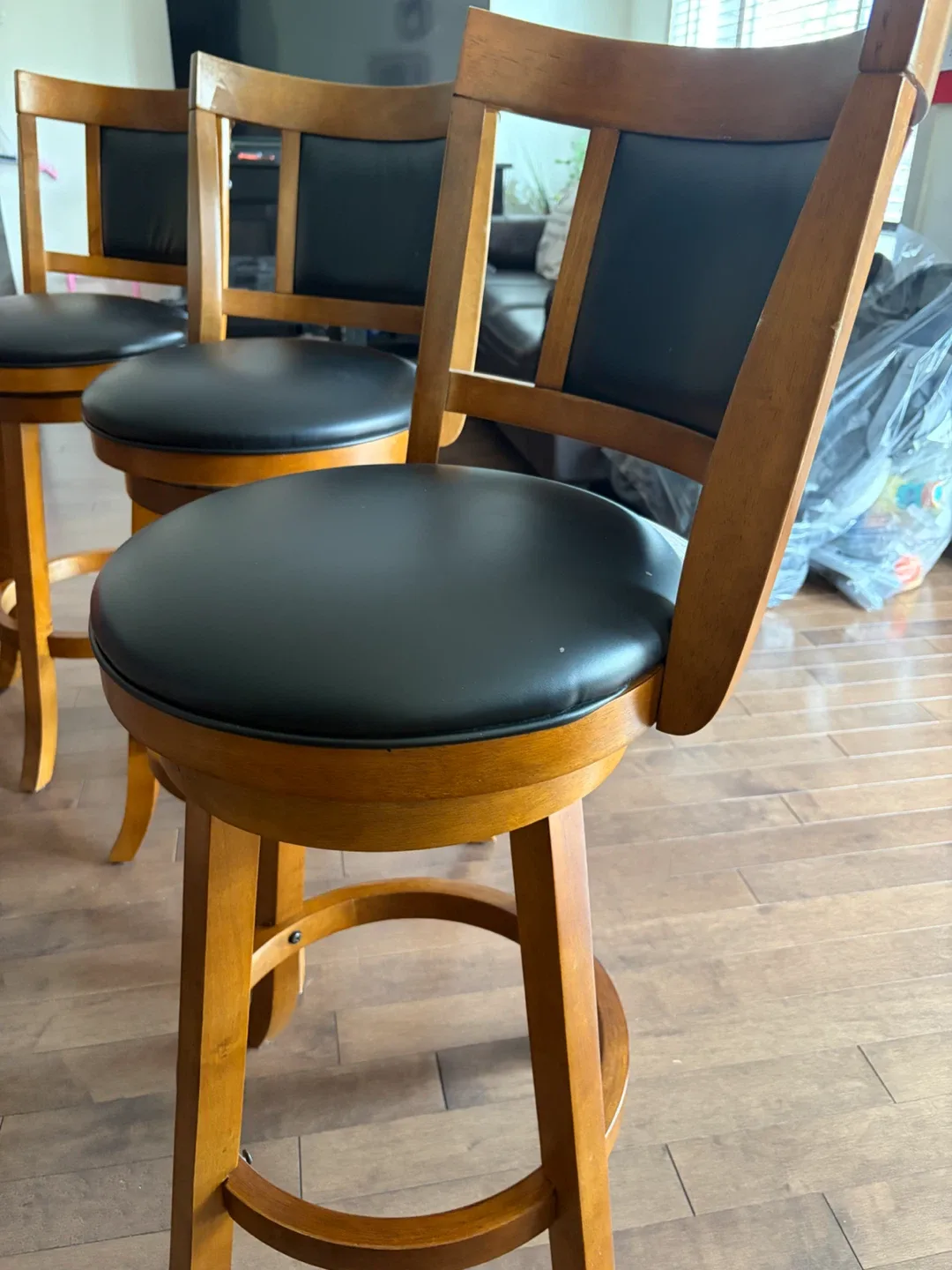 Set of 4 Swivel Bar Stools - Wood and Black Vinyl - photo 3