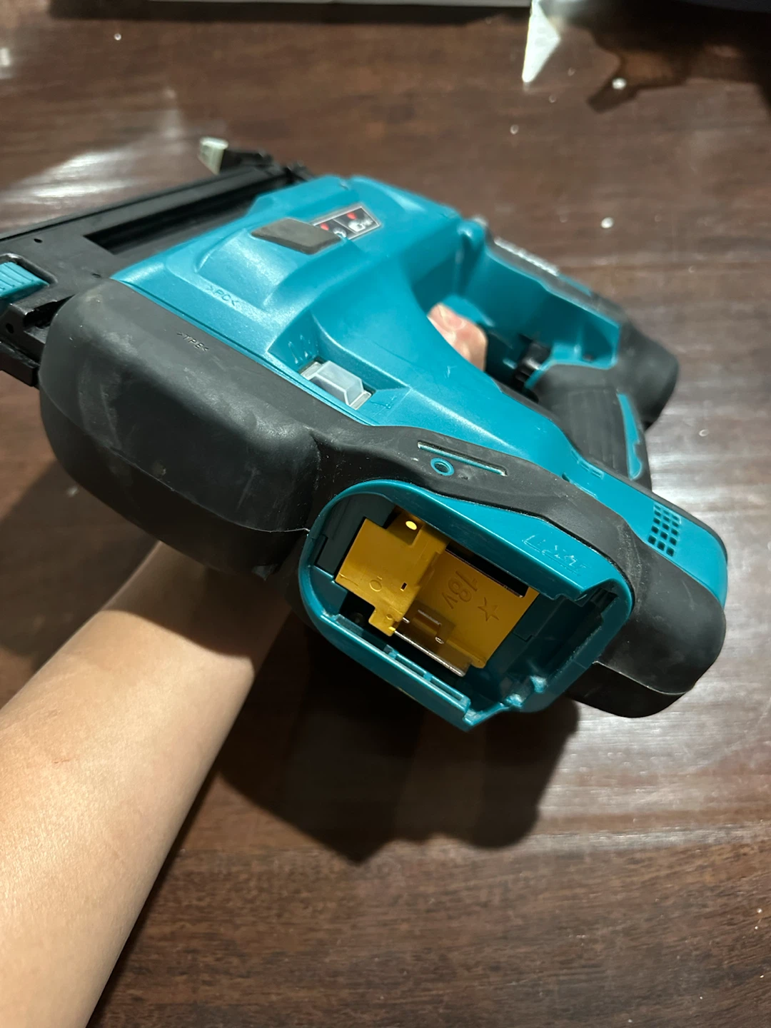 Makita DBN500 18V Cordless 18GA Brad Nailer - photo 4