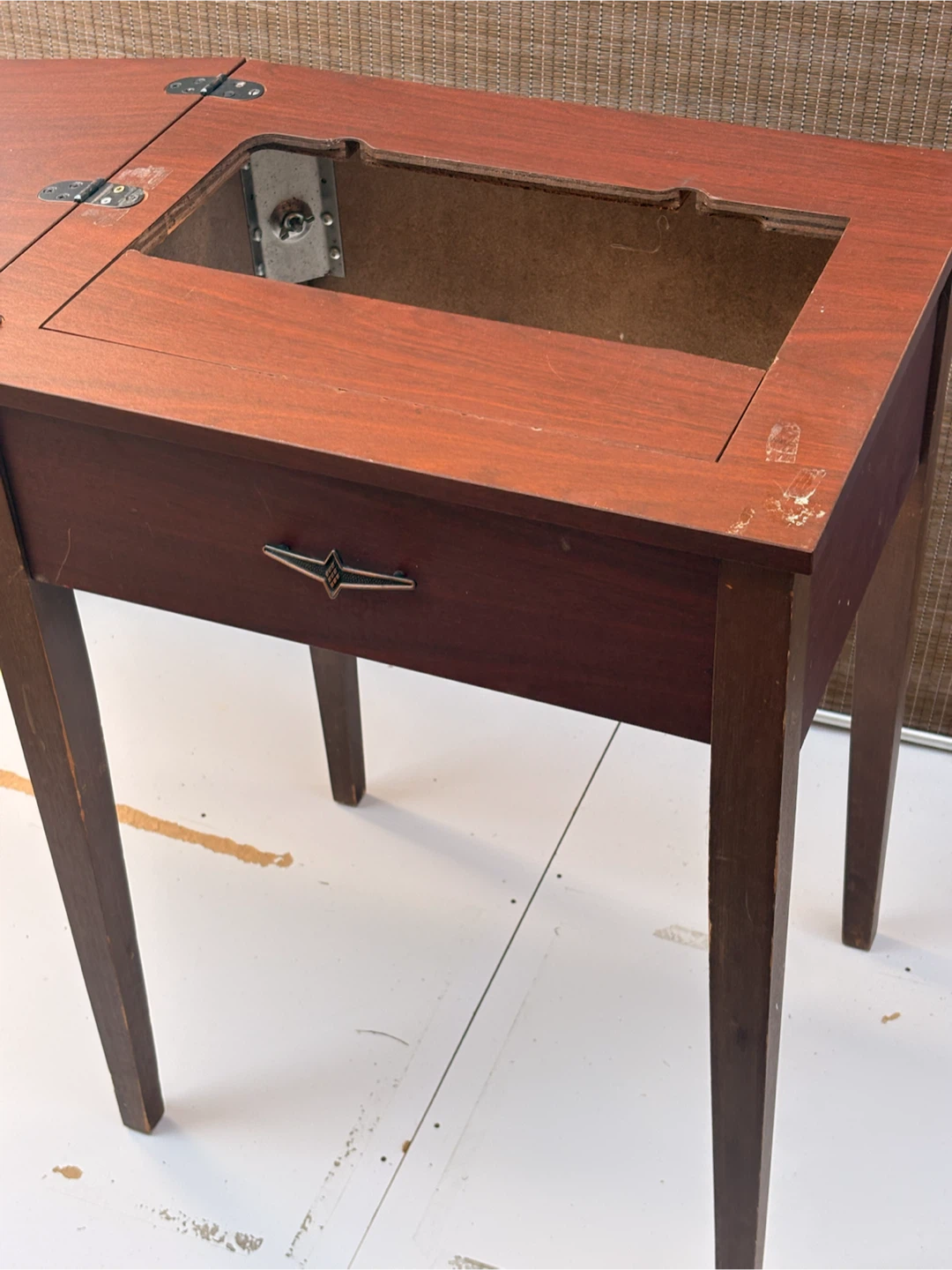 Vintage Sewing Machine Table - photo 4