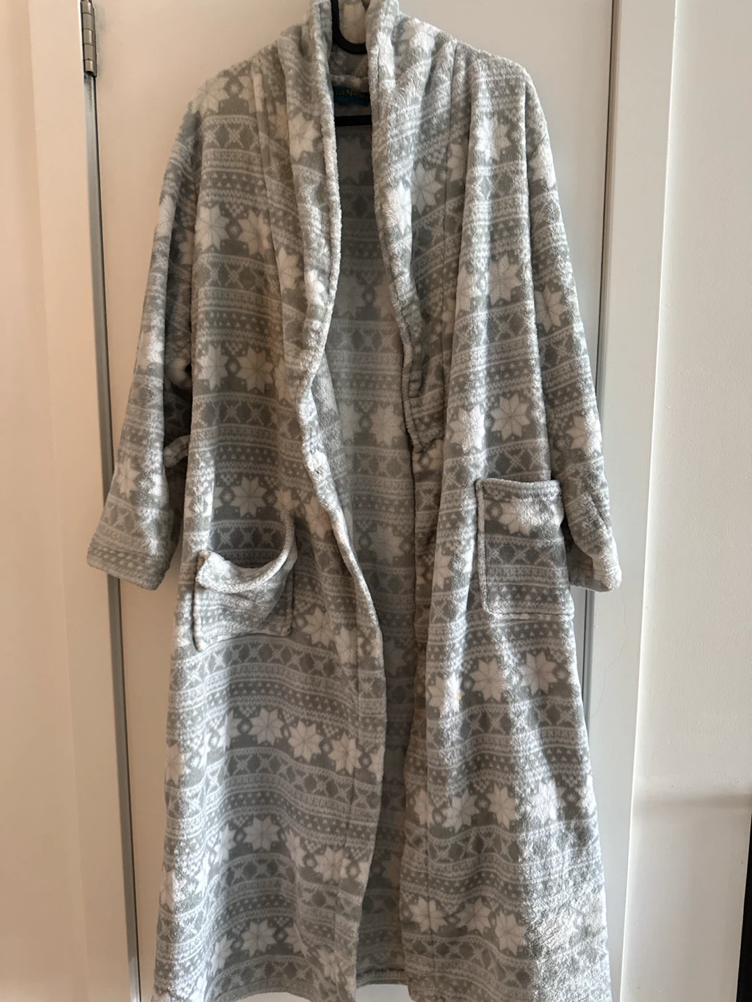 Super Soft Grey Snowflake Fleece Robe