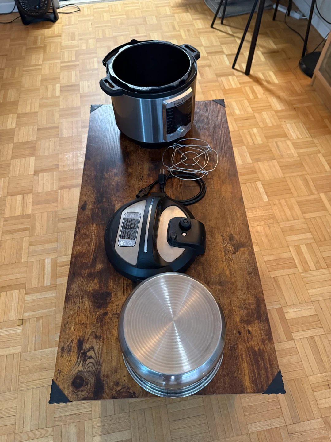 Instant Pot Multi-Use Pressure Cooker 6 qt (Barely Used)