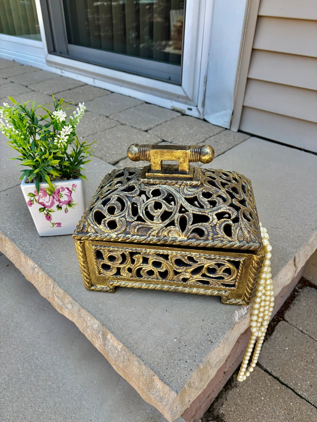SMALL GOLD DECORATIVE ACCENT