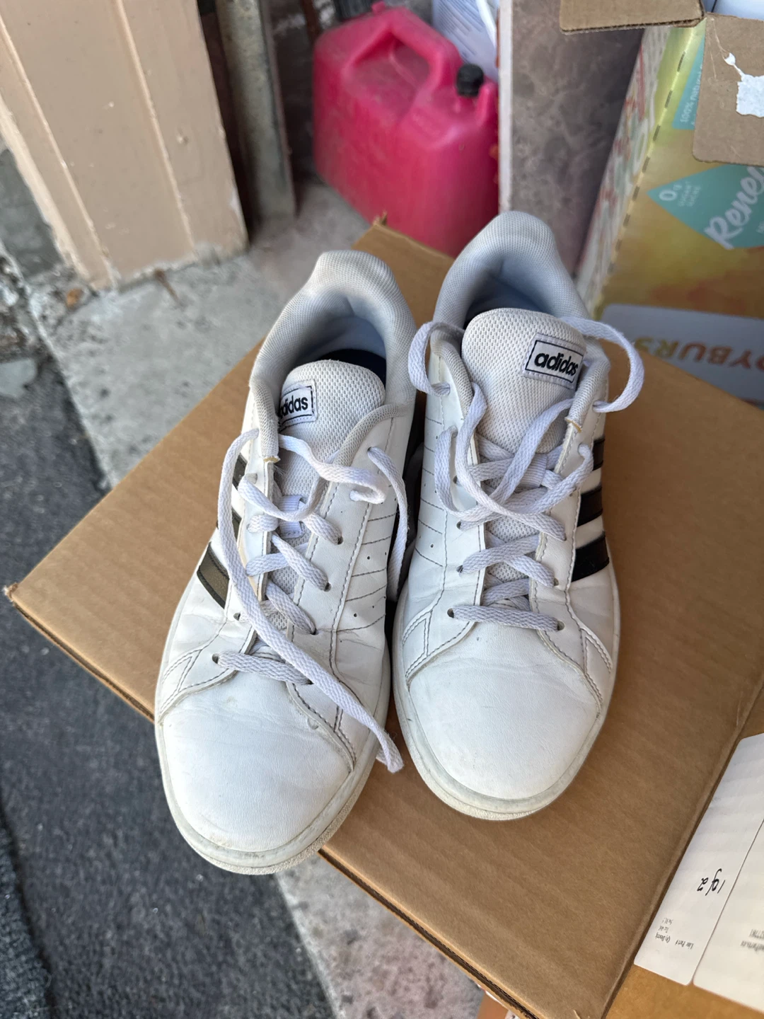 White Adidas running shoes / size 7