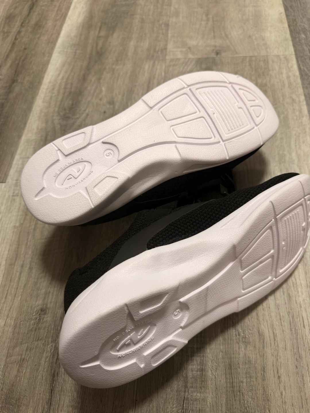 NEW Athletic Works youth Memory Foam Sneakers - Size 5 - photo 2