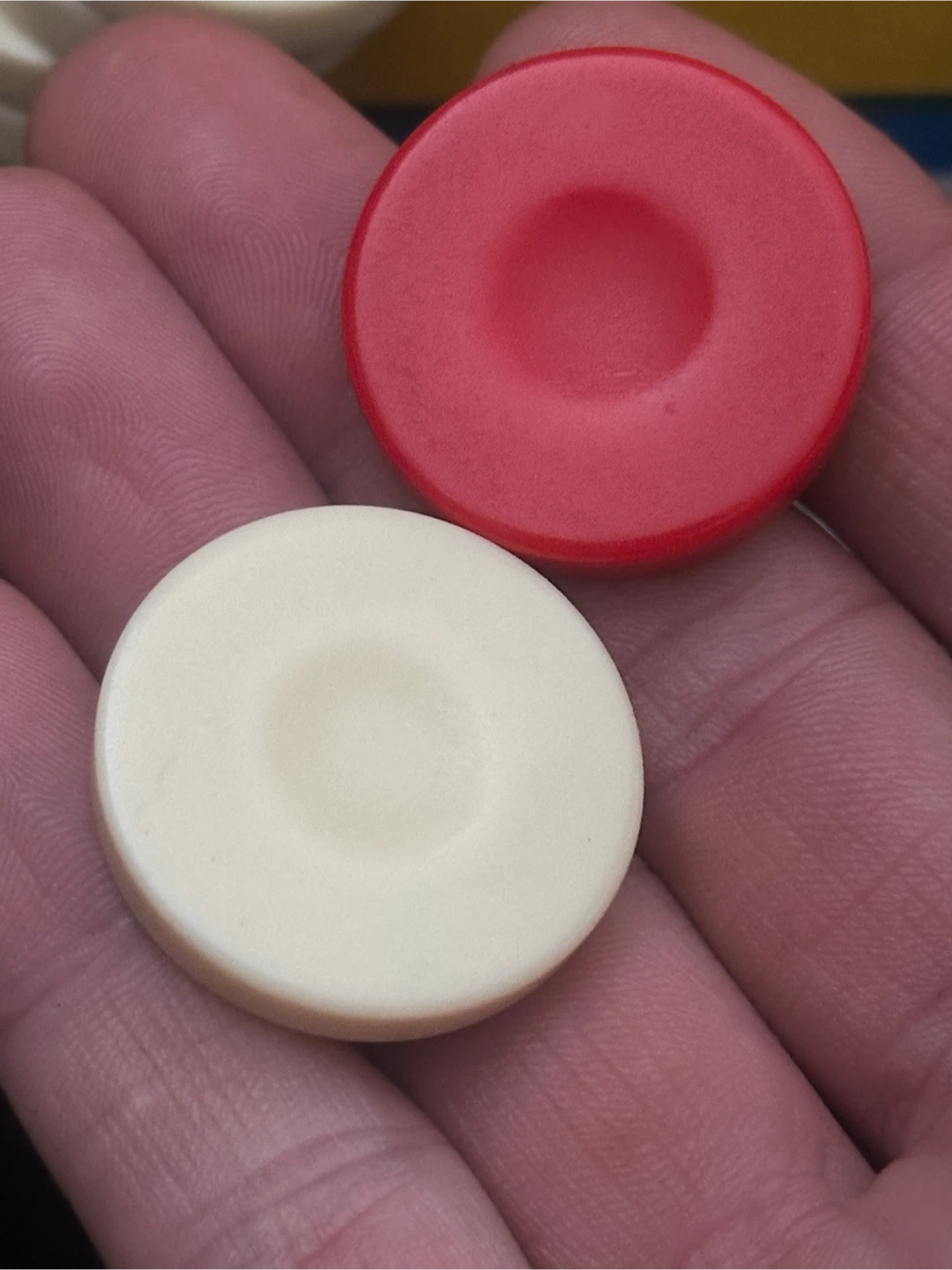 25 vintage red and white backgammon game pieces - photo 2