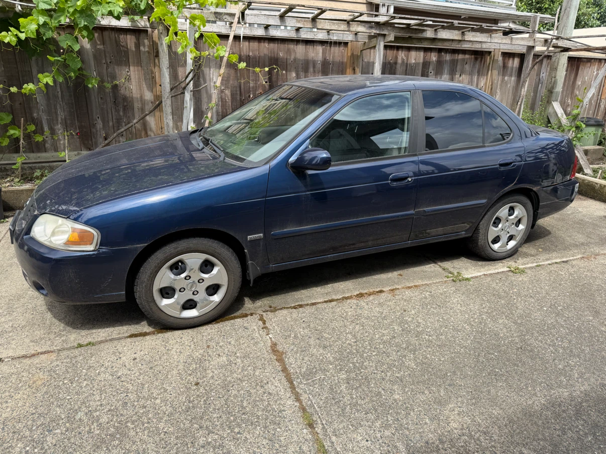 05 Blue Nissan Sentra Sedan low kms - photo 2