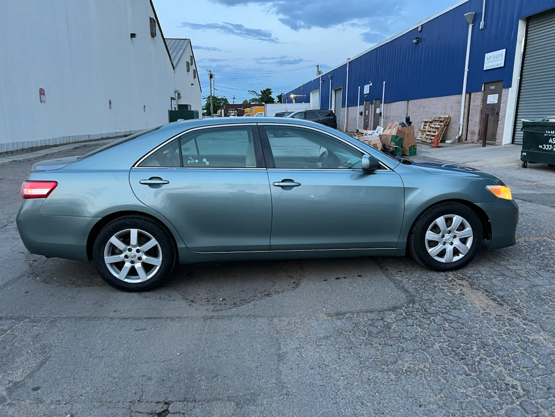 2010 Toyota Camry LE Runs Perfect - photo 2