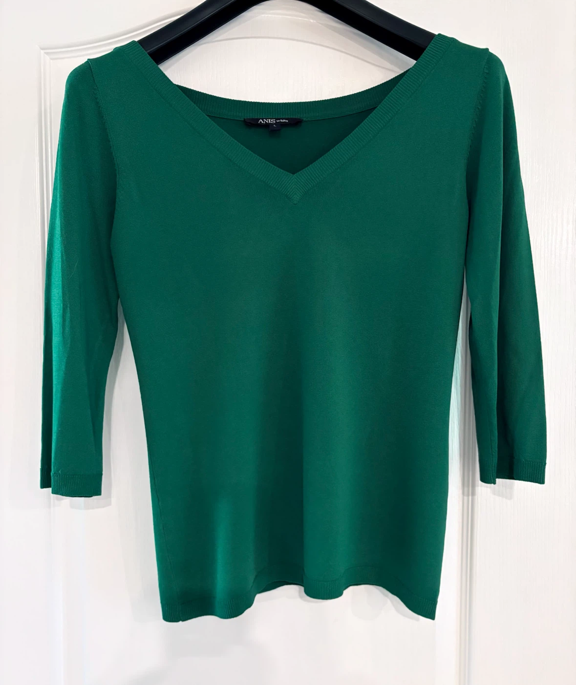 Anis white V-neck sweater