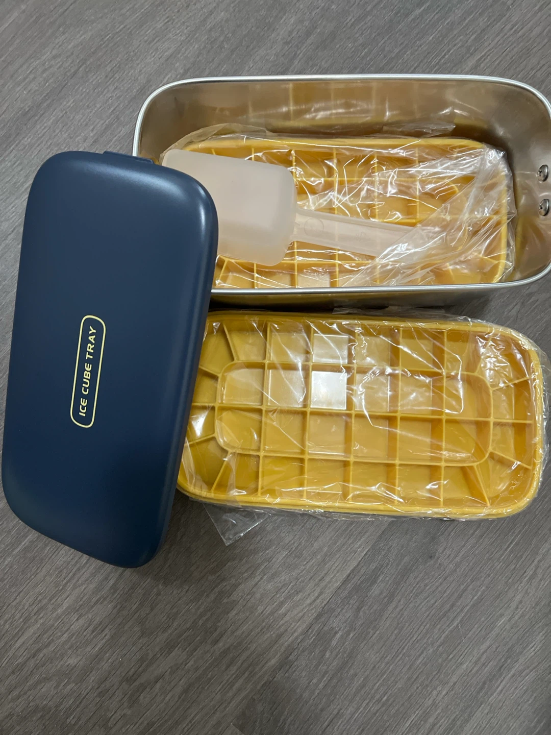 Ice Cube Tray with Lid and Scoop