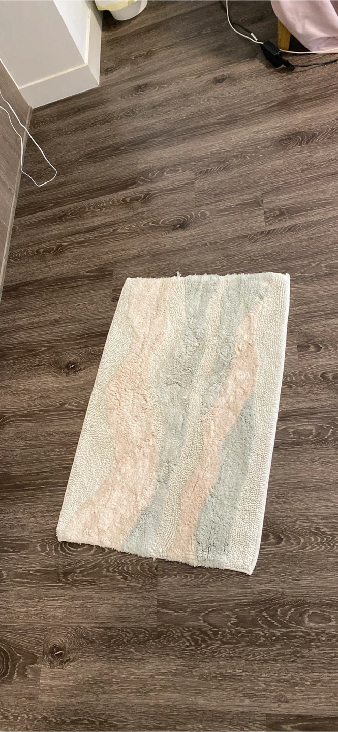 Bath Mat with Wavy Stripe Pattern