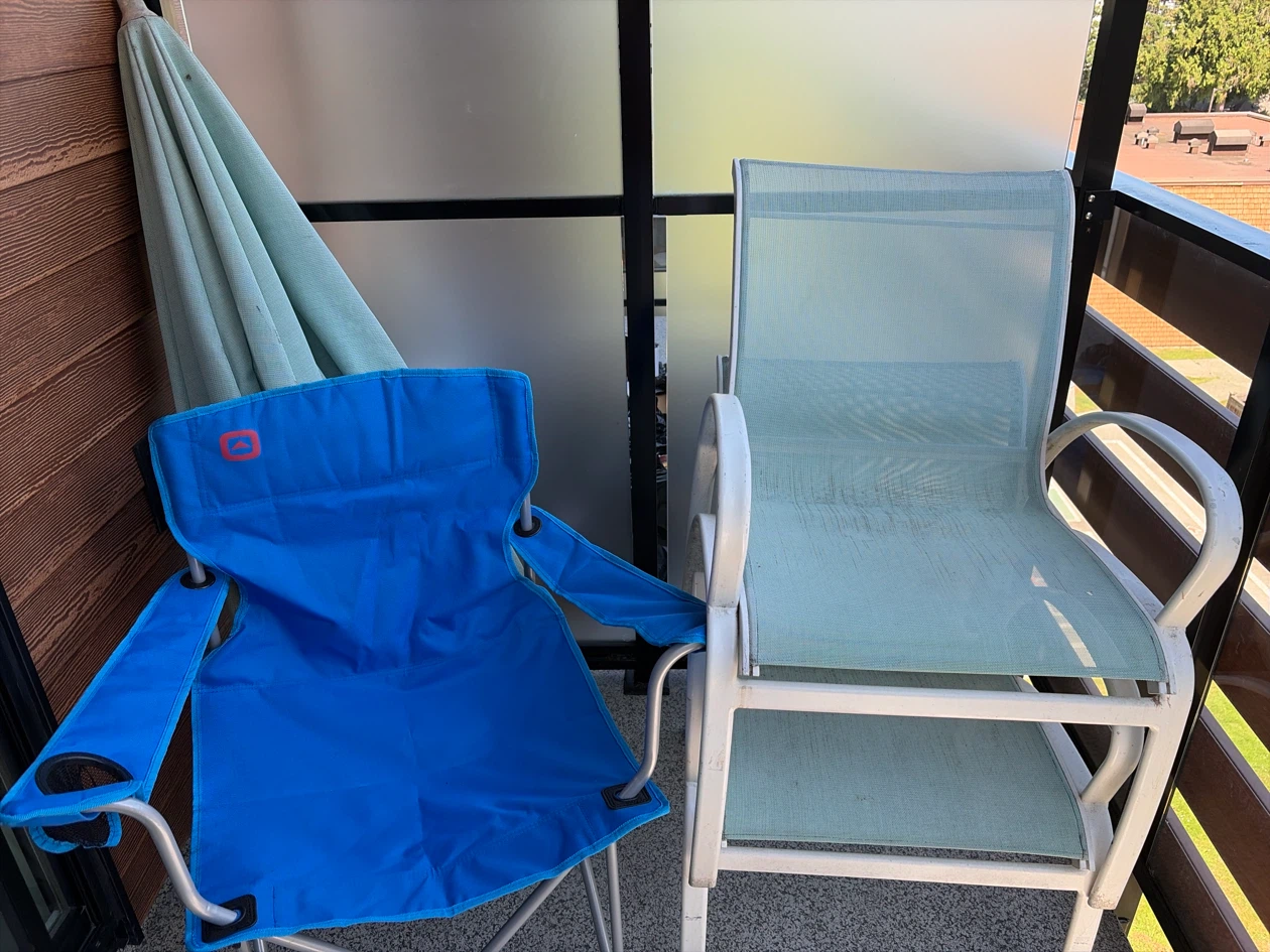 Patio table with umbrella and 2 chairs (teal)