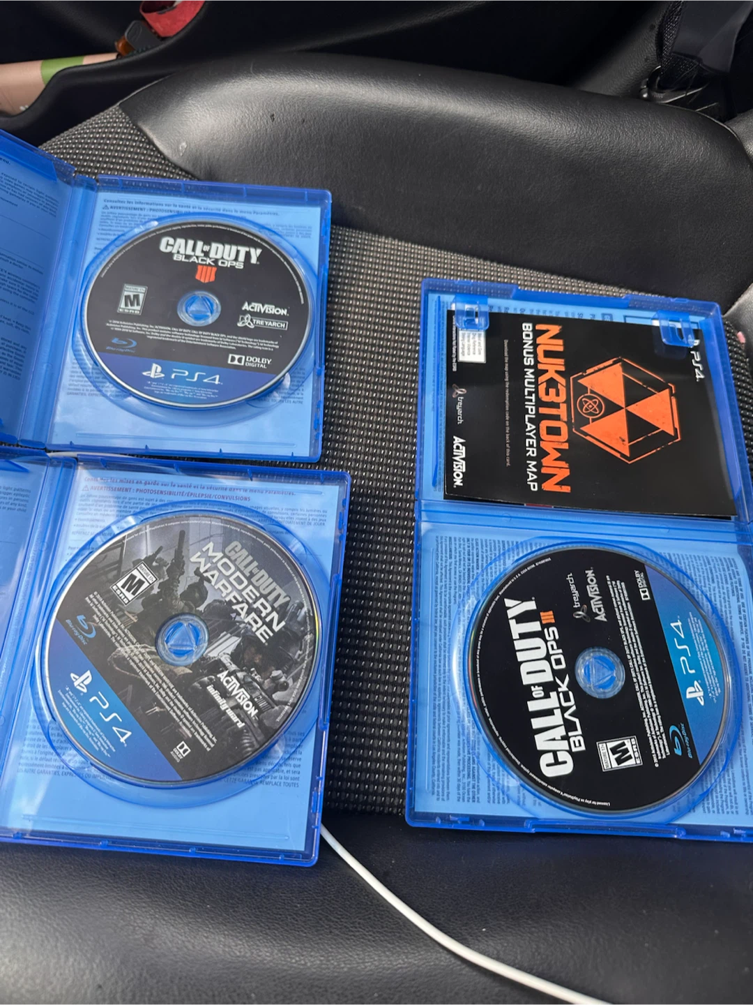 Call of Duty PS4 Games Bundle - Black Ops 3, 4 & Modern Warfare - photo 2