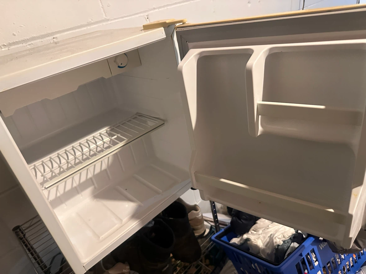 Diplomat Mini Fridge - photo 3