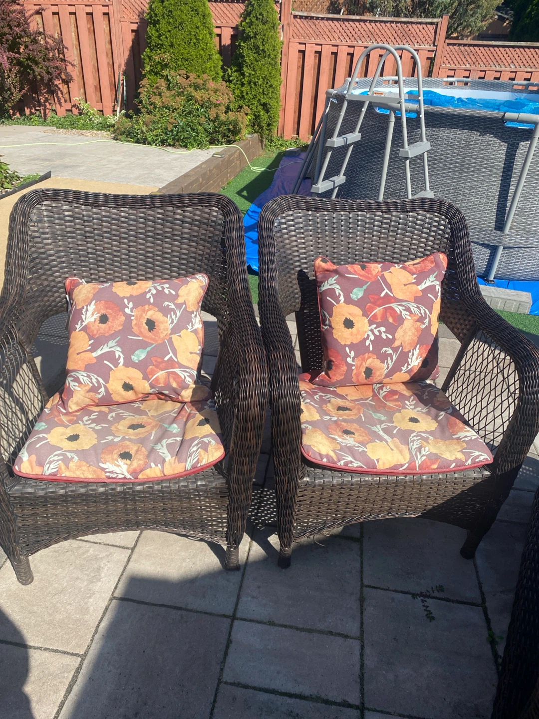Wicker patio chairs with floral cushions - photo 2