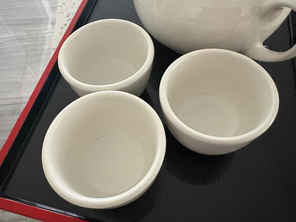 White Ceramic Teapot with 3 Cups and Tray - photo 4