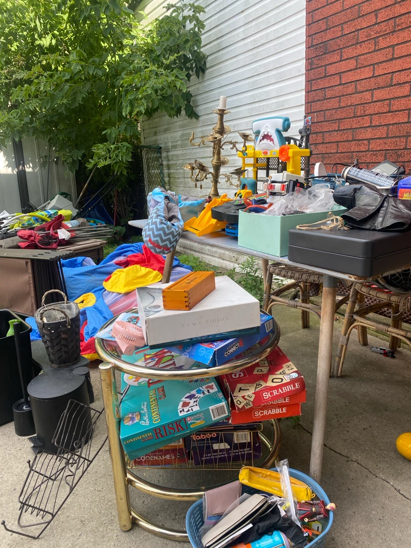 Yard sale st Clair west