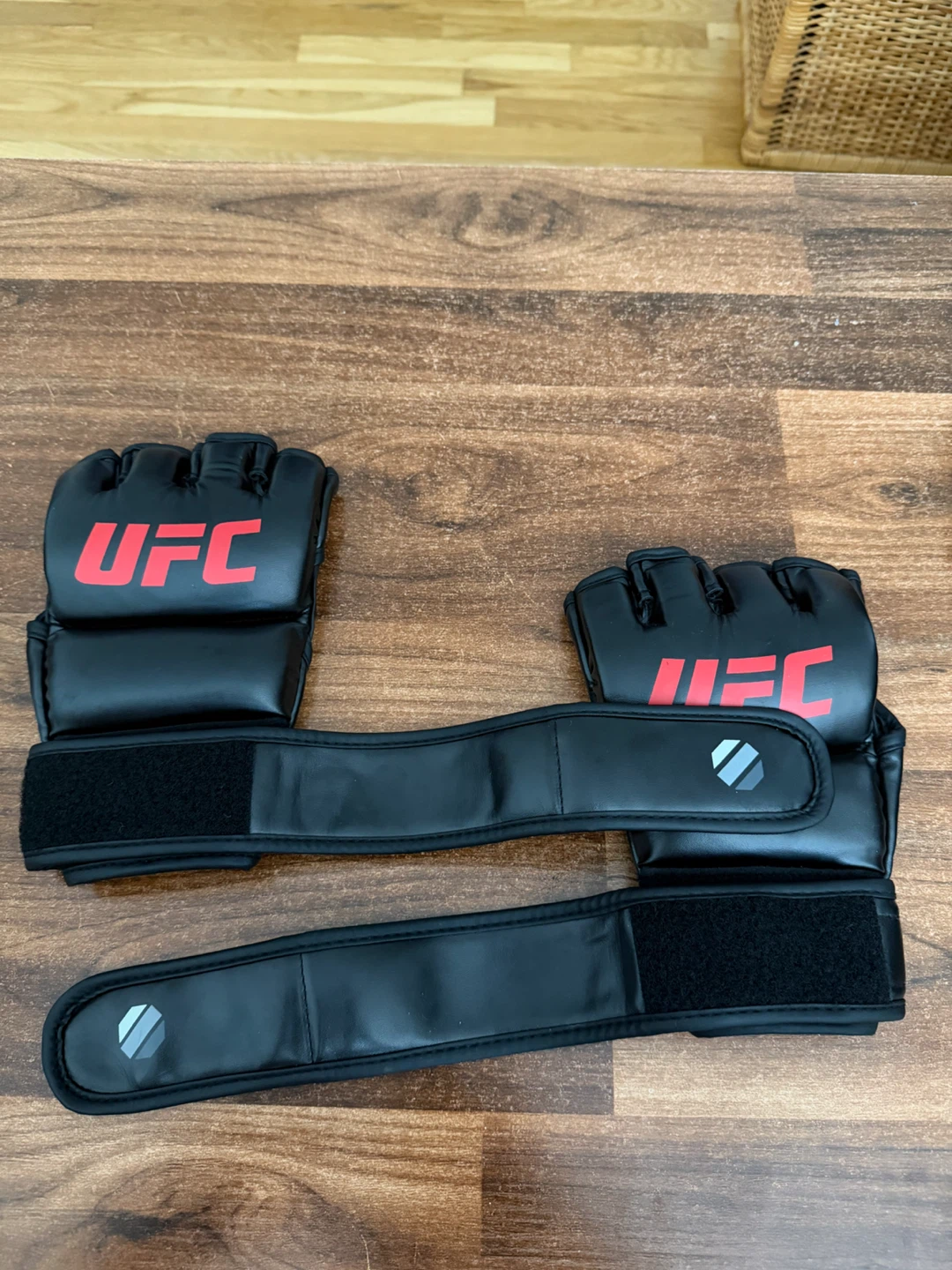 UFC MMA 7oz Grappling Gloves - photo 2