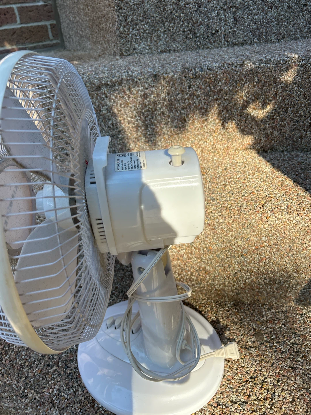 FREE. White Airworks Oscillating Desk Fan - photo 3