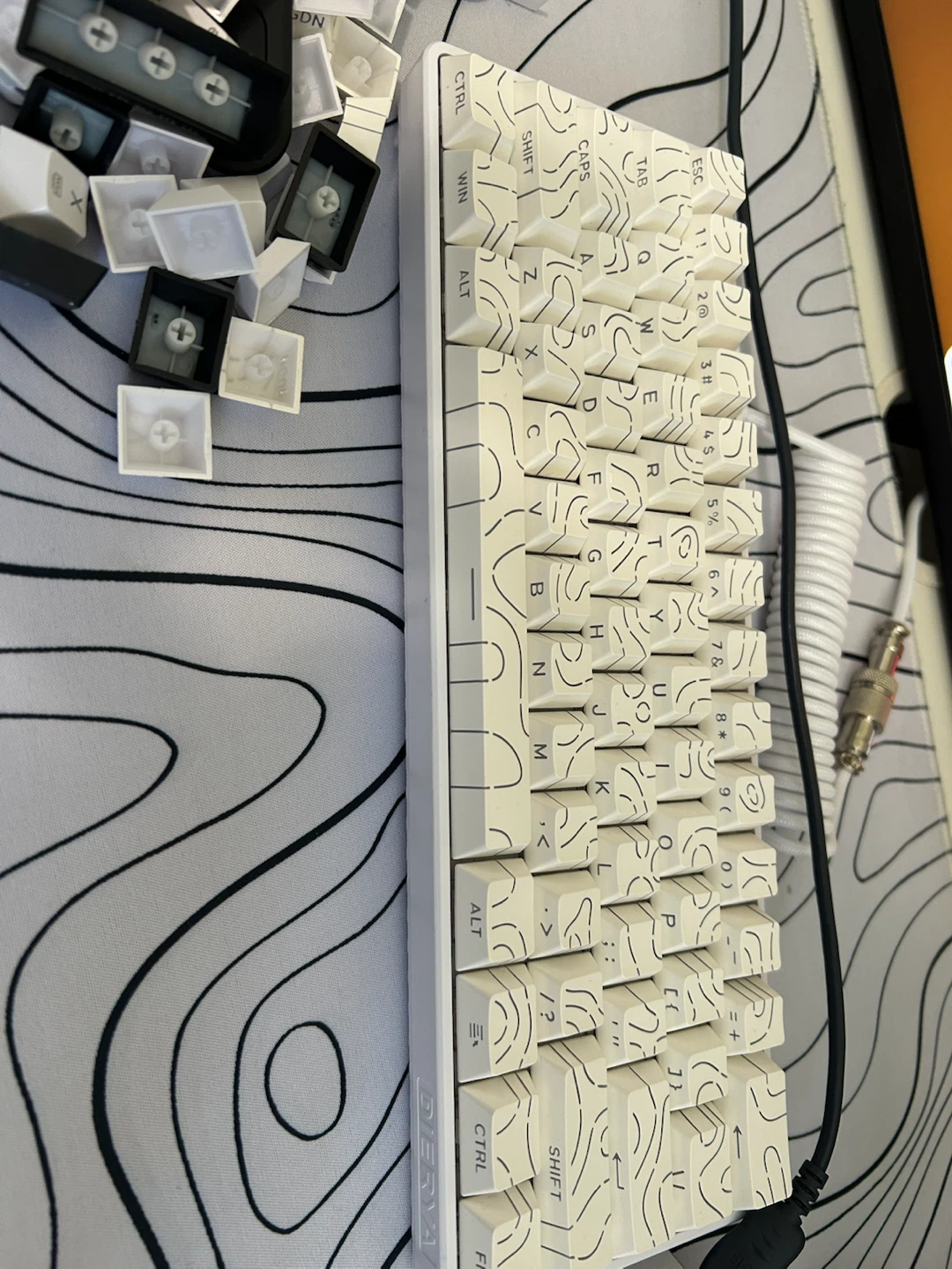Keycaps with a cracked design