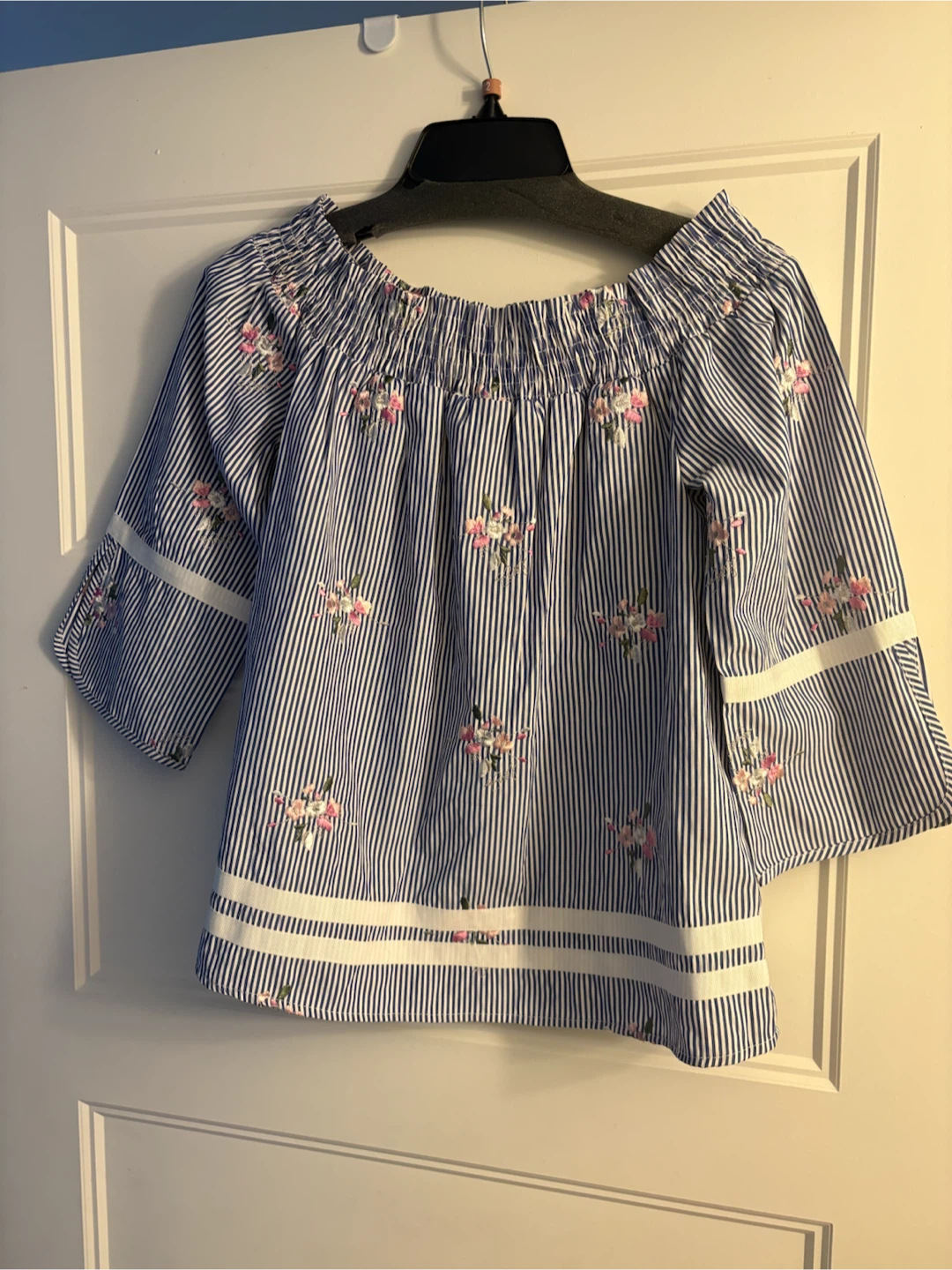 Chemise à épaules dénudées rayée avec broderies florales - photo 2