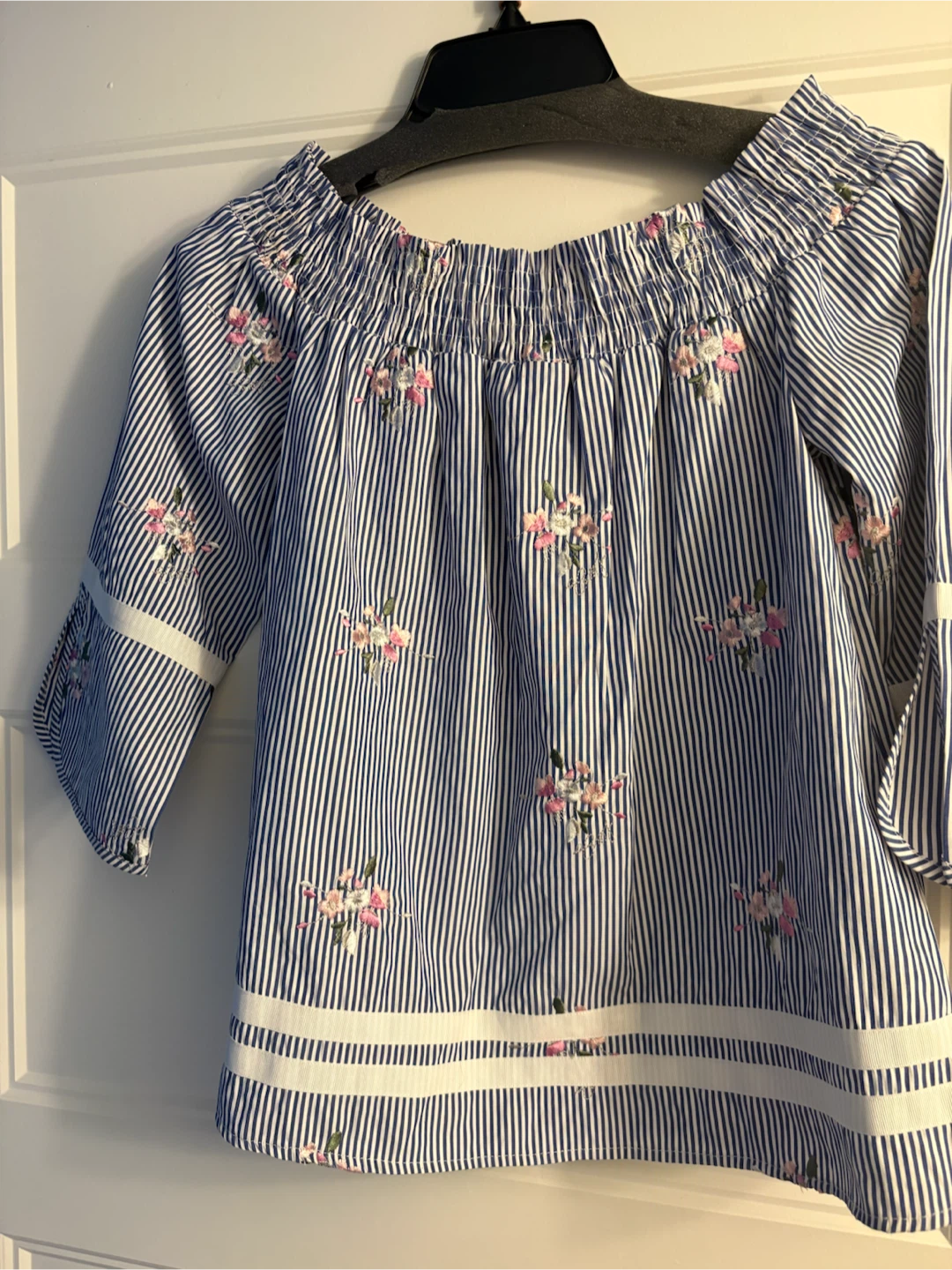 Chemise à épaules dénudées rayée avec broderies florales - photo 3