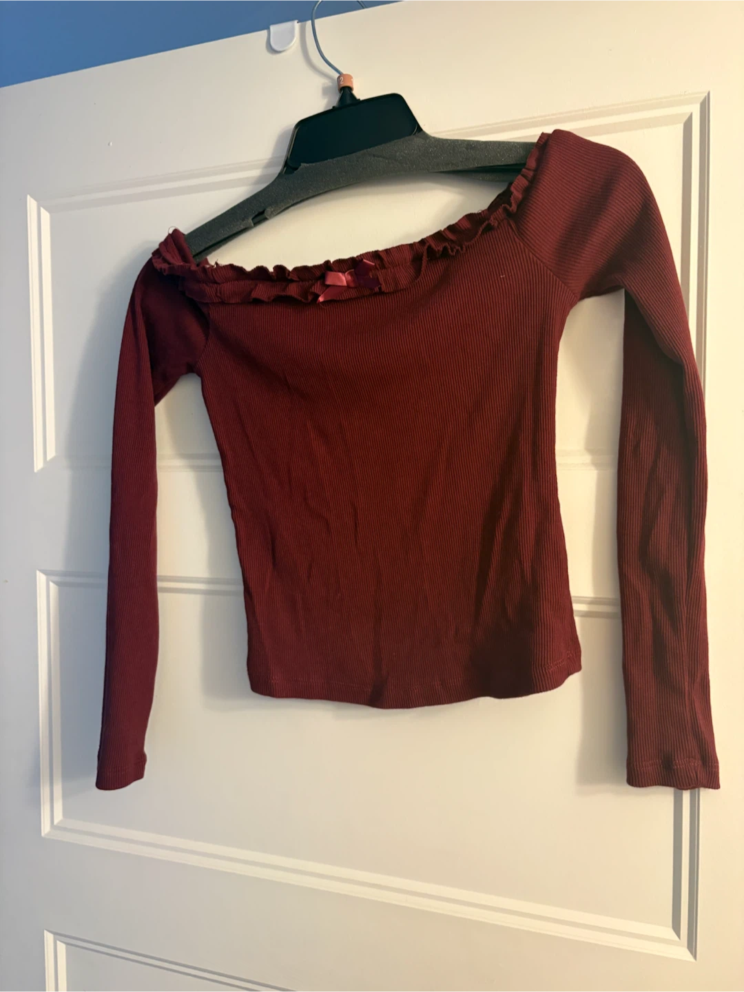 Chandail à épaules dénudées couleur bordeaux