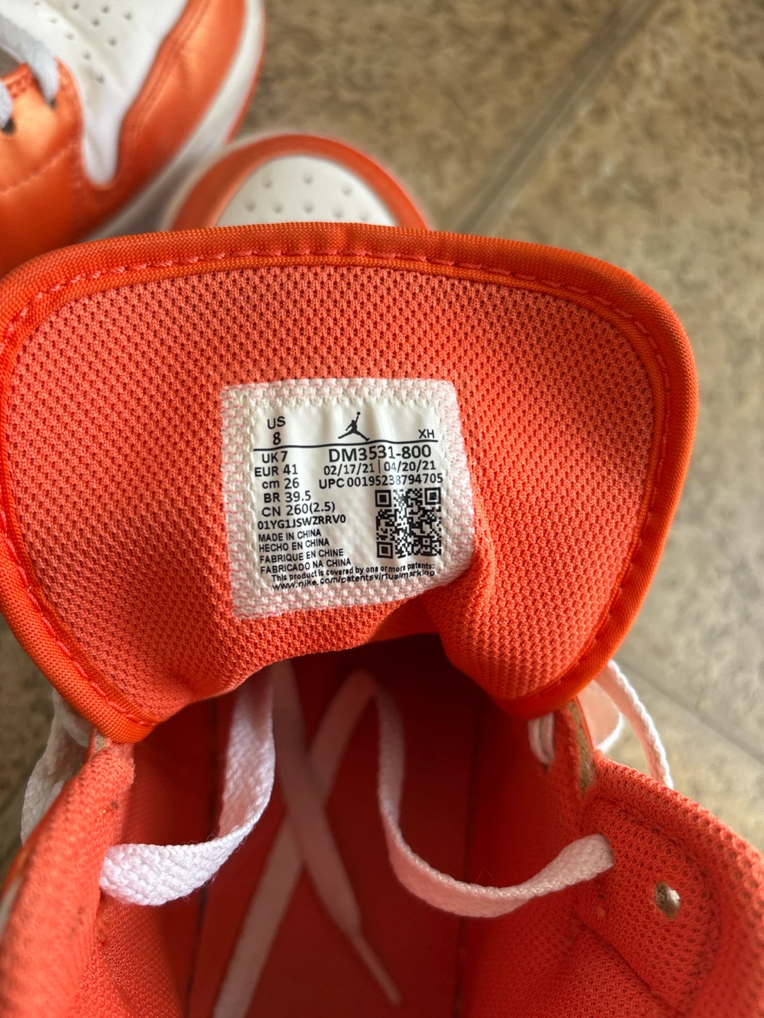 Jordan 1 Mid SE Orange White Sneakers size 8 - photo 3