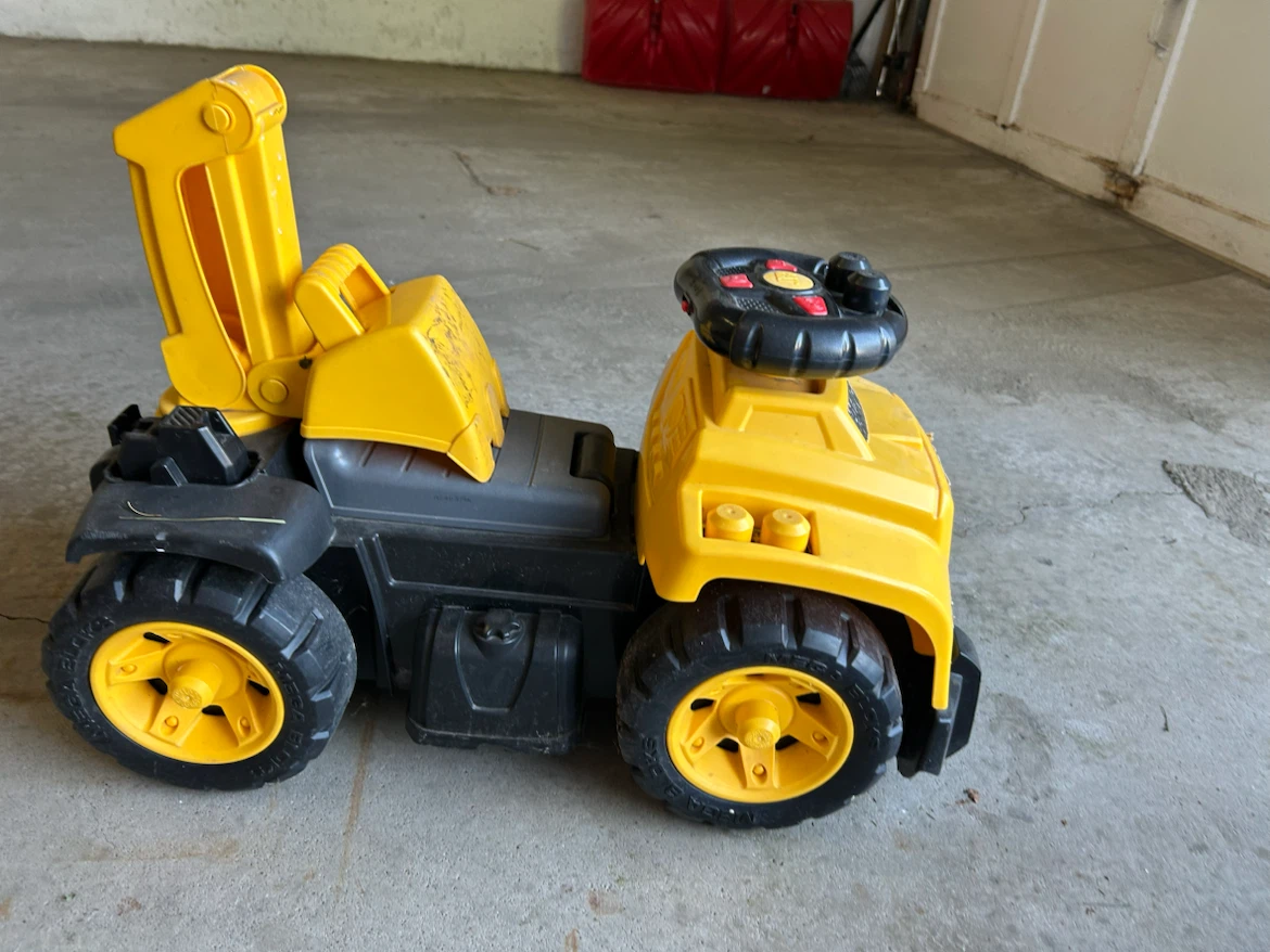 CAT Ride-On Excavator Toy - photo 3