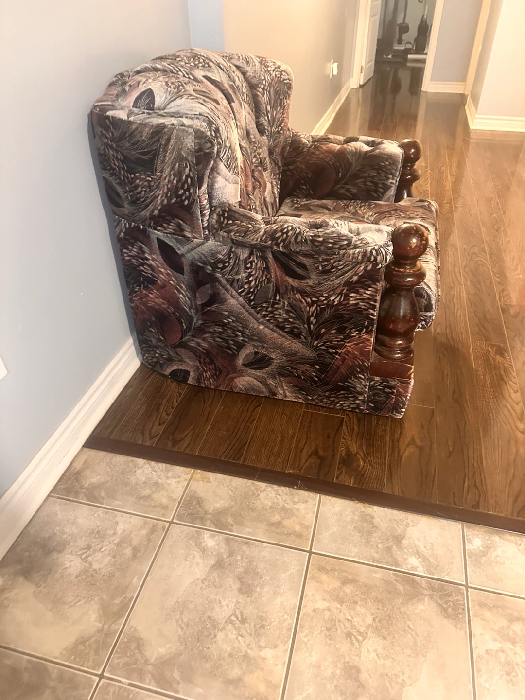 Vintage Loveseat - Patterned Fabric - photo 3
