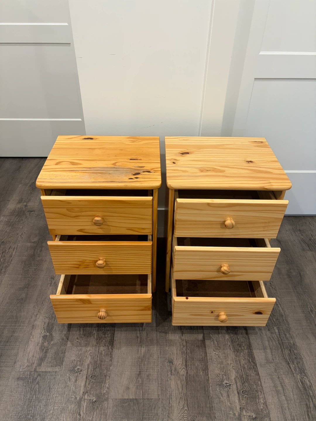 Pair of wooden nightstands - photo 2