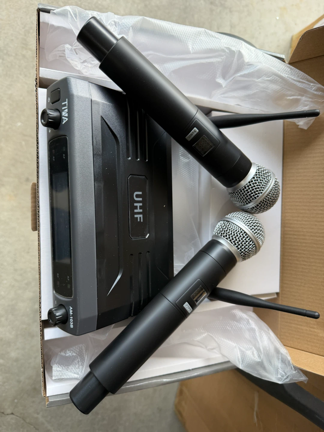 TIVA AM-103B Professional Wireless Microphone System