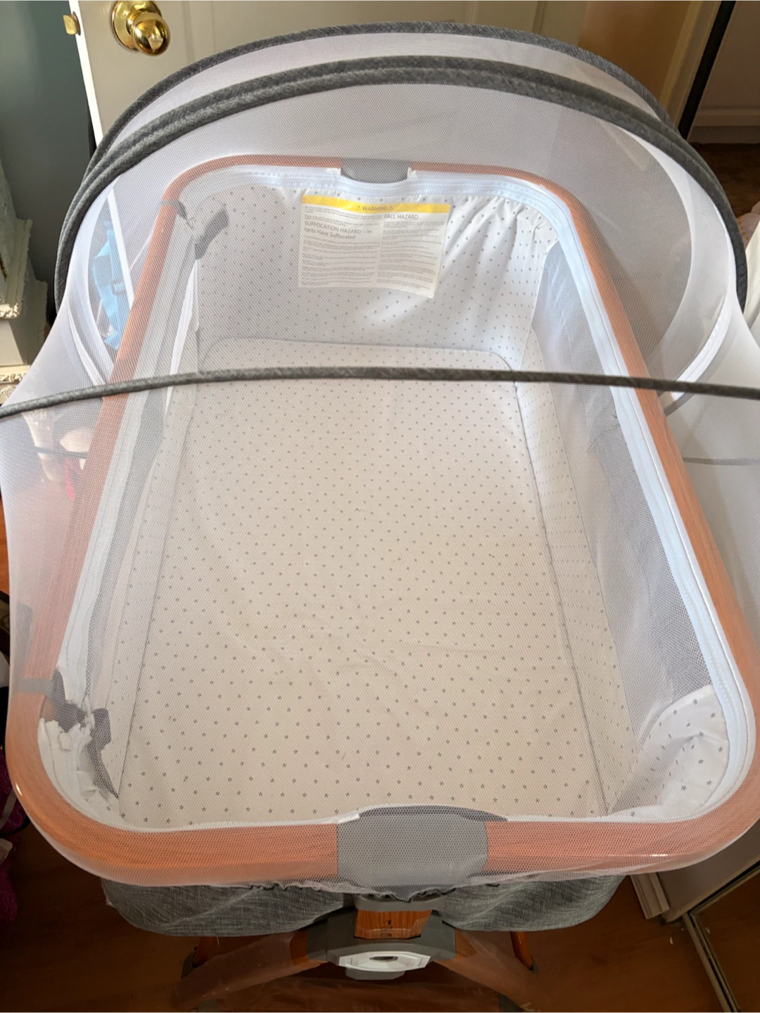 Baby bassinet, wood-grain looking metal with mosquito netting - photo 2